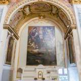 Sul lato opposto si trova invece un�ampia tela raffigurante la Vergine che incorona santa Rosalia. A commissionarla fu la prima badessa del monastero: suor Rosalia (Violante) Filomarino 